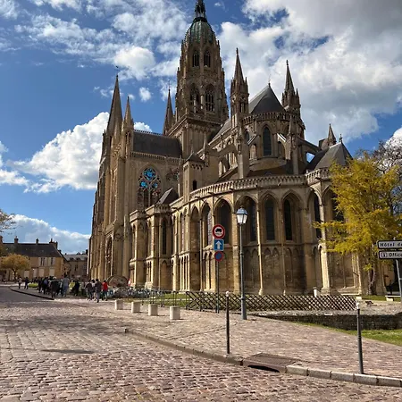 Le Nid Dhistoire Avec Vue Sur La Cathedrale