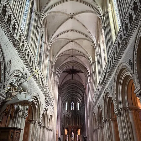 Le Nid Dhistoire Avec Vue Sur La Cathedrale Bayeux