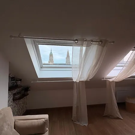 Le Nid Dhistoire Avec Vue Sur La Cathedrale