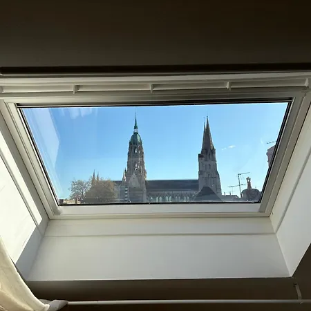 Le Nid Dhistoire Avec Vue Sur La Cathedrale *