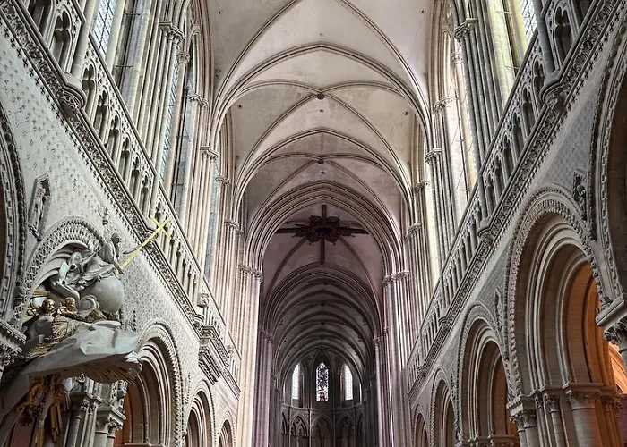 Le Nid Dhistoire Avec Vue Sur La Cathedrale 바이외