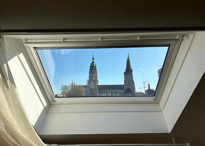 Le Nid Dhistoire Avec Vue Sur La Cathedrale *