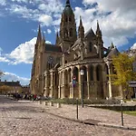 Le Nid Dhistoire Avec Vue Sur La Cathedrale
