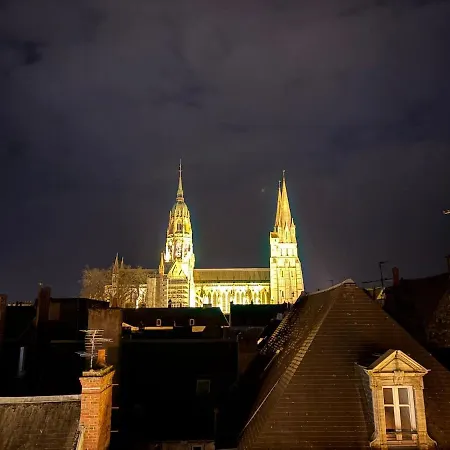 Le Nid Dhistoire Avec Vue Sur La Cathédrale Bayeux