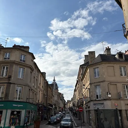 Le Nid Dhistoire Avec Vue Sur La Cathédrale Bayeux