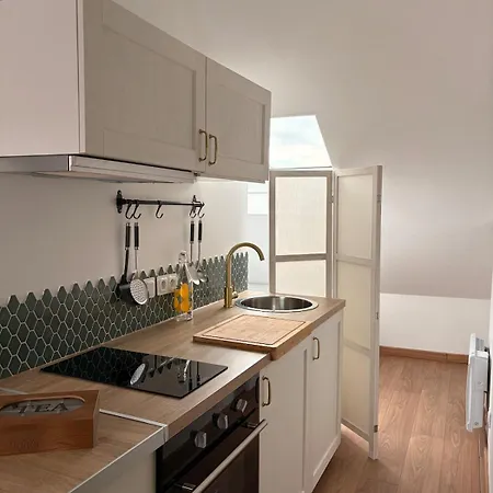 Le Nid Dhistoire Avec Vue Sur La Cathedrale