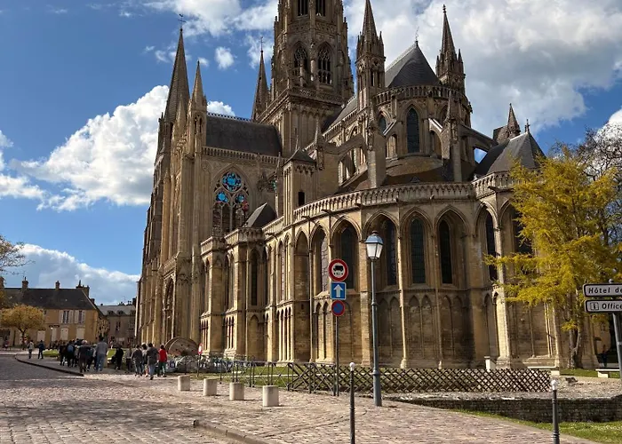 Le Nid Dhistoire Avec Vue Sur La Cathédrale