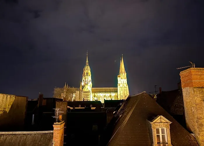 Le Nid Dhistoire Avec Vue Sur La Cathedrale Bayeux