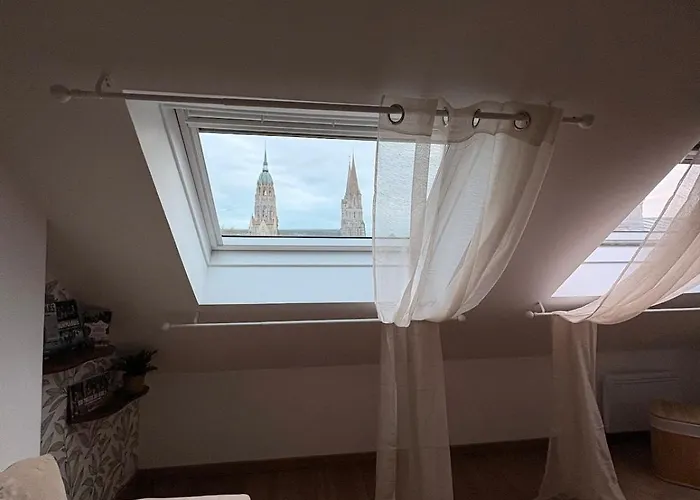 Le Nid Dhistoire Avec Vue Sur La Cathédrale